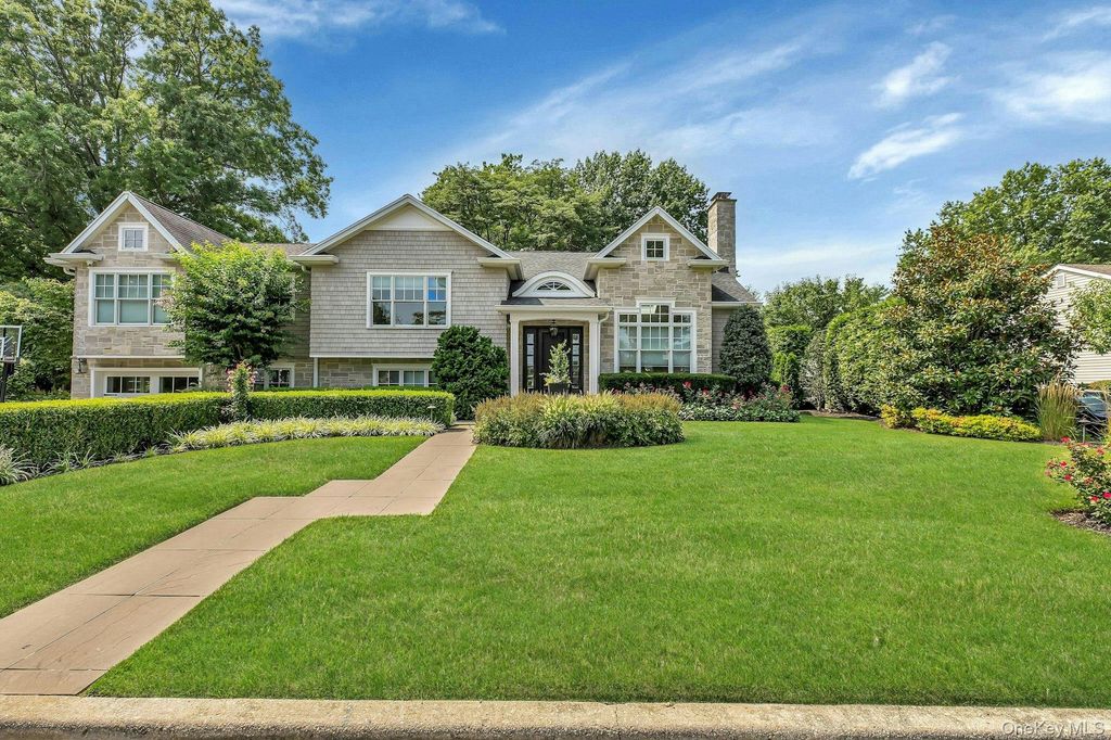 Photo of 33 Harwood Drive E, Glen Cove, NY 11542 (MLS # 991090)