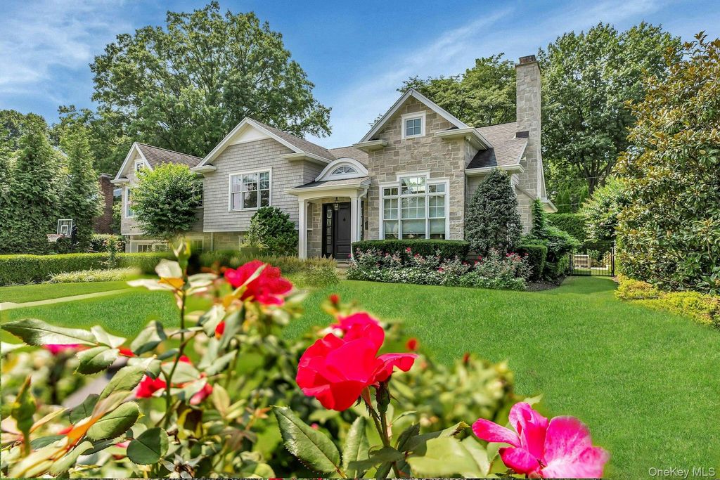 Photo of 33 Harwood Drive E, Glen Cove, NY 11542 (MLS # 991090)