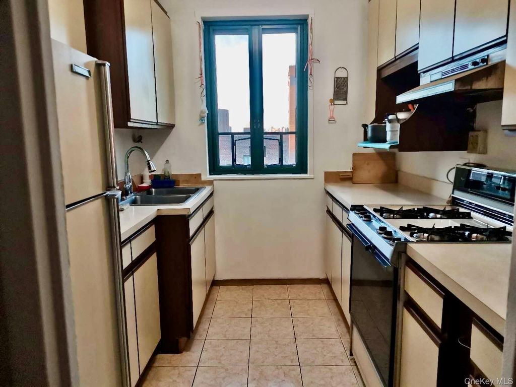 Photo of 1604 Metropolitan Avenue #8F, Bronx, NY 10462 (MLS # 952430)