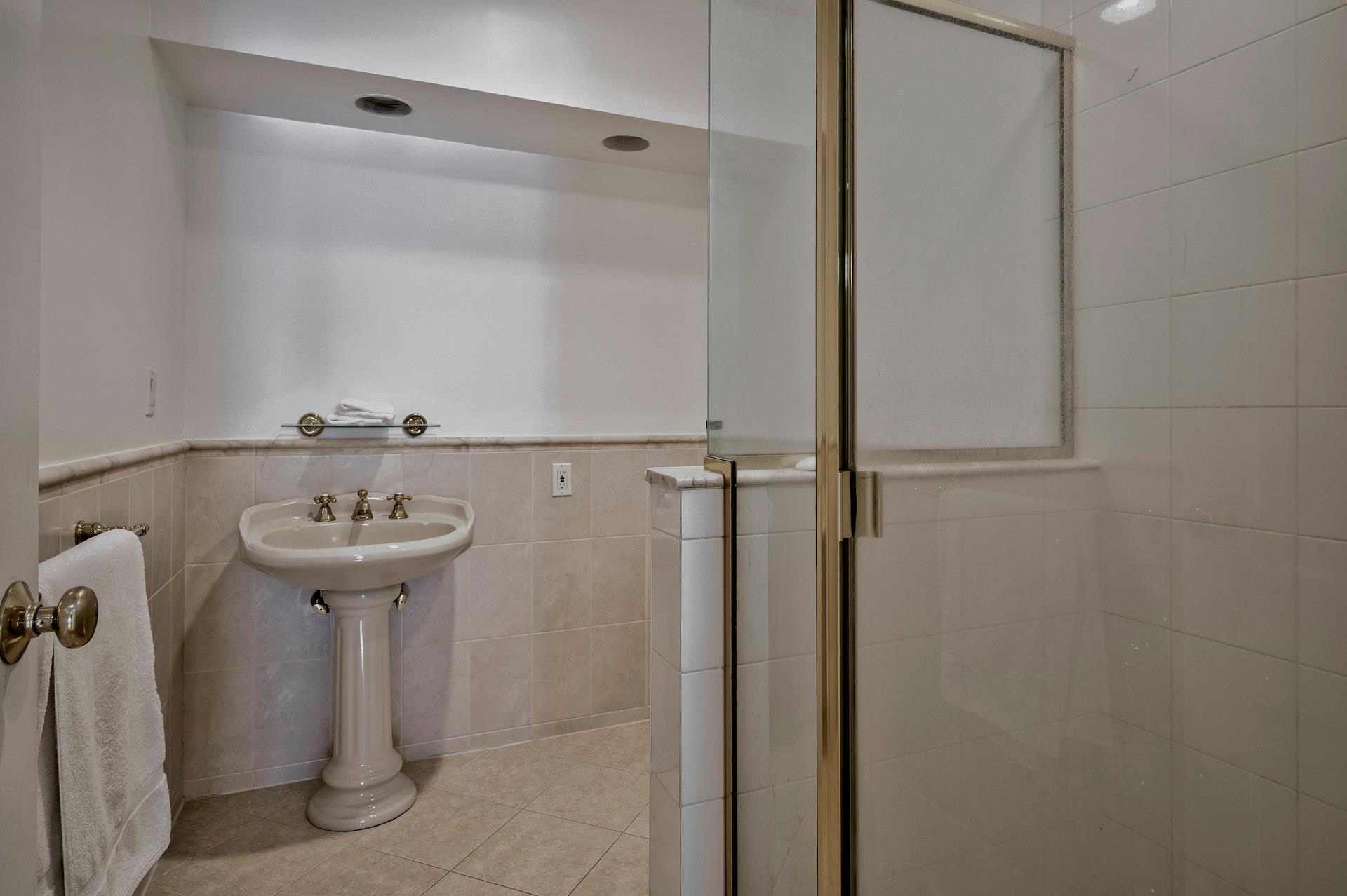 16 Andover Lane, Manhasset, New York image 28