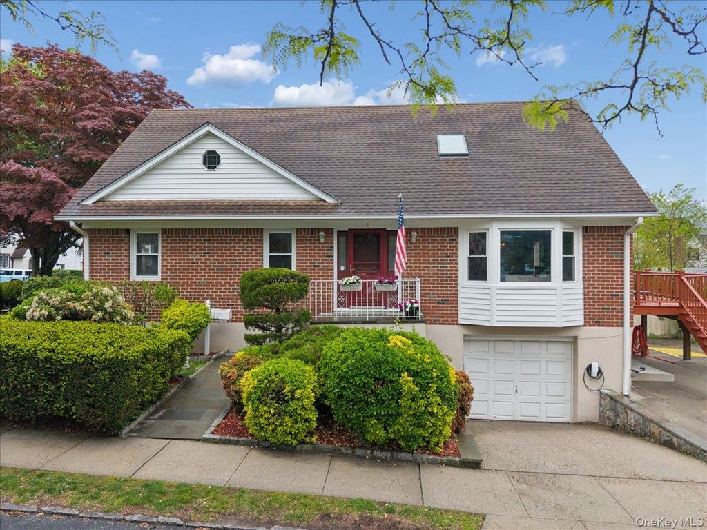 Photo of 1 Allen Place, Bronxville, NY 10708 (MLS # 996358)