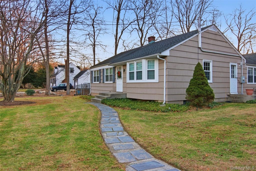 Photo of 10 Catalpa Lane, Stony Brook, NY 11790 (MLS # 945604)