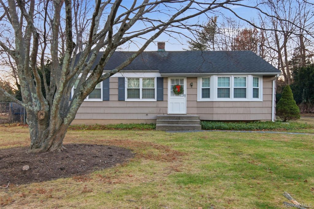 Photo of 10 Catalpa Lane, Stony Brook, NY 11790 (MLS # 945604)