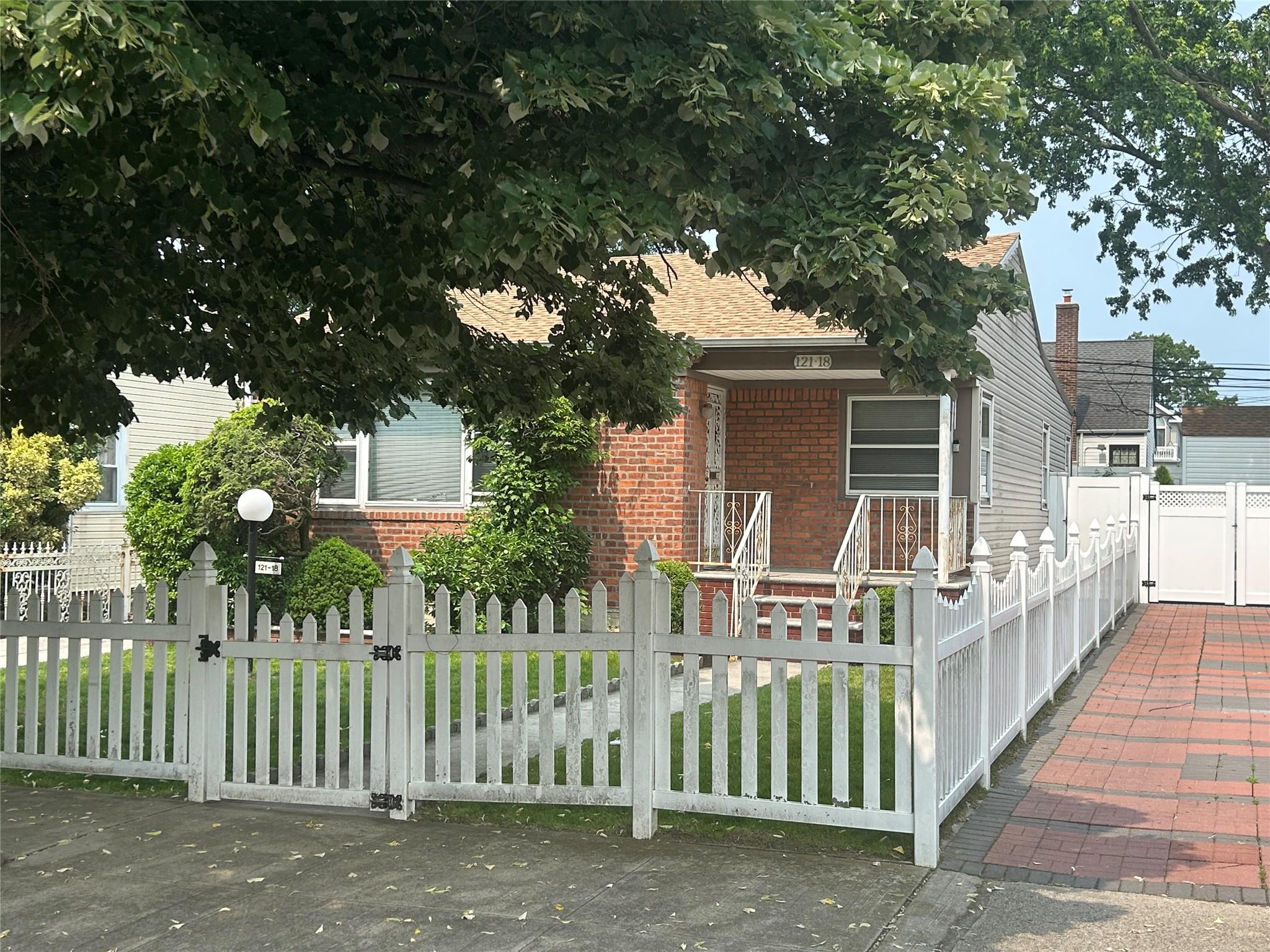 Property for Sale at 238th Street, Laurelton, Queens, NY - Bedrooms: 3 
Bathrooms: 2 
Rooms: 6  - $699,999