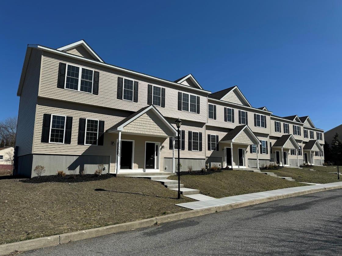 Hudson Circle A-4, Marlboro, New York - 3 Bedrooms  
3 Bathrooms  
7 Rooms - 
