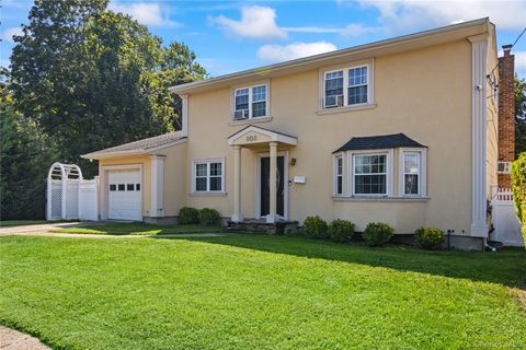 Photo of 808 Mervin Court, Baldwin, NY 11510 (MLS # 910298)