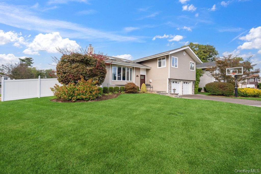 Photo of 3 Fortune Lane, Jericho, NY 11753 (MLS # 922198)