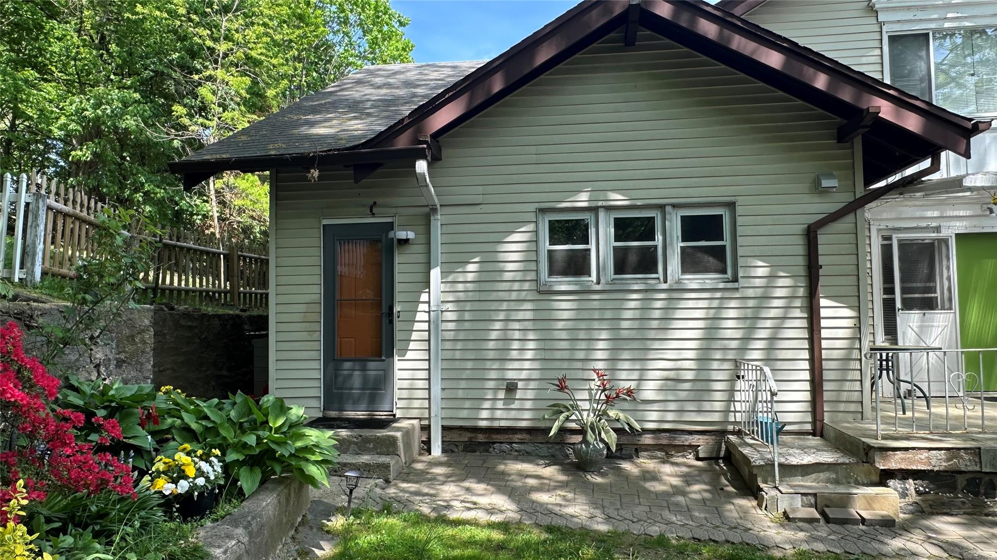 Rental Property at Chatterton Parkway 2, White Plains, New York - Bedrooms: 2 
Bathrooms: 1 
Rooms: 5  - $2,950 MO.