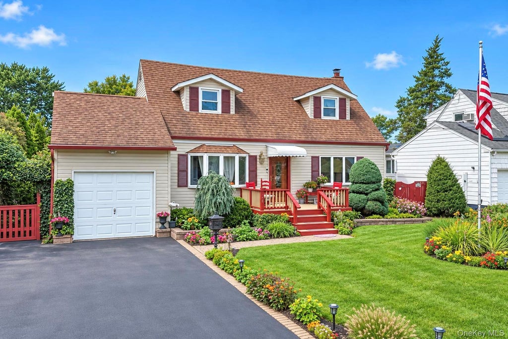 Photo of 150 W 19th Street, Deer Park, NY 11729 (MLS # 1050981)