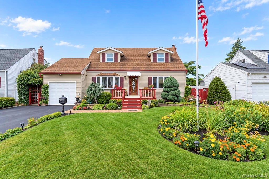 Photo of 150 W 19th Street, Deer Park, NY 11729 (MLS # 1050981)