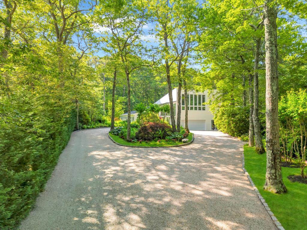 2222 Noyack Road