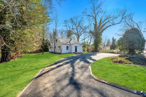 Photo of 624 Townline Road, Hauppauge, NY 11788 (MLS # 982994)