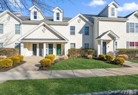Photo of 138 Brattle Circle, Melville, NY 11747 (MLS # 949749)