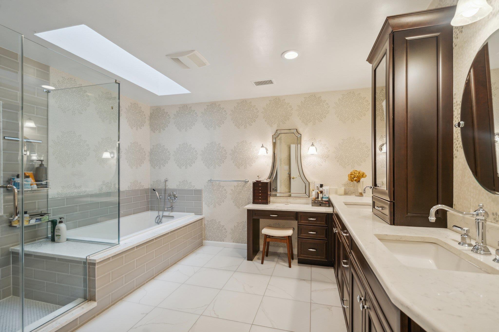 98 Foxwood Drive, Jericho, New York image 18