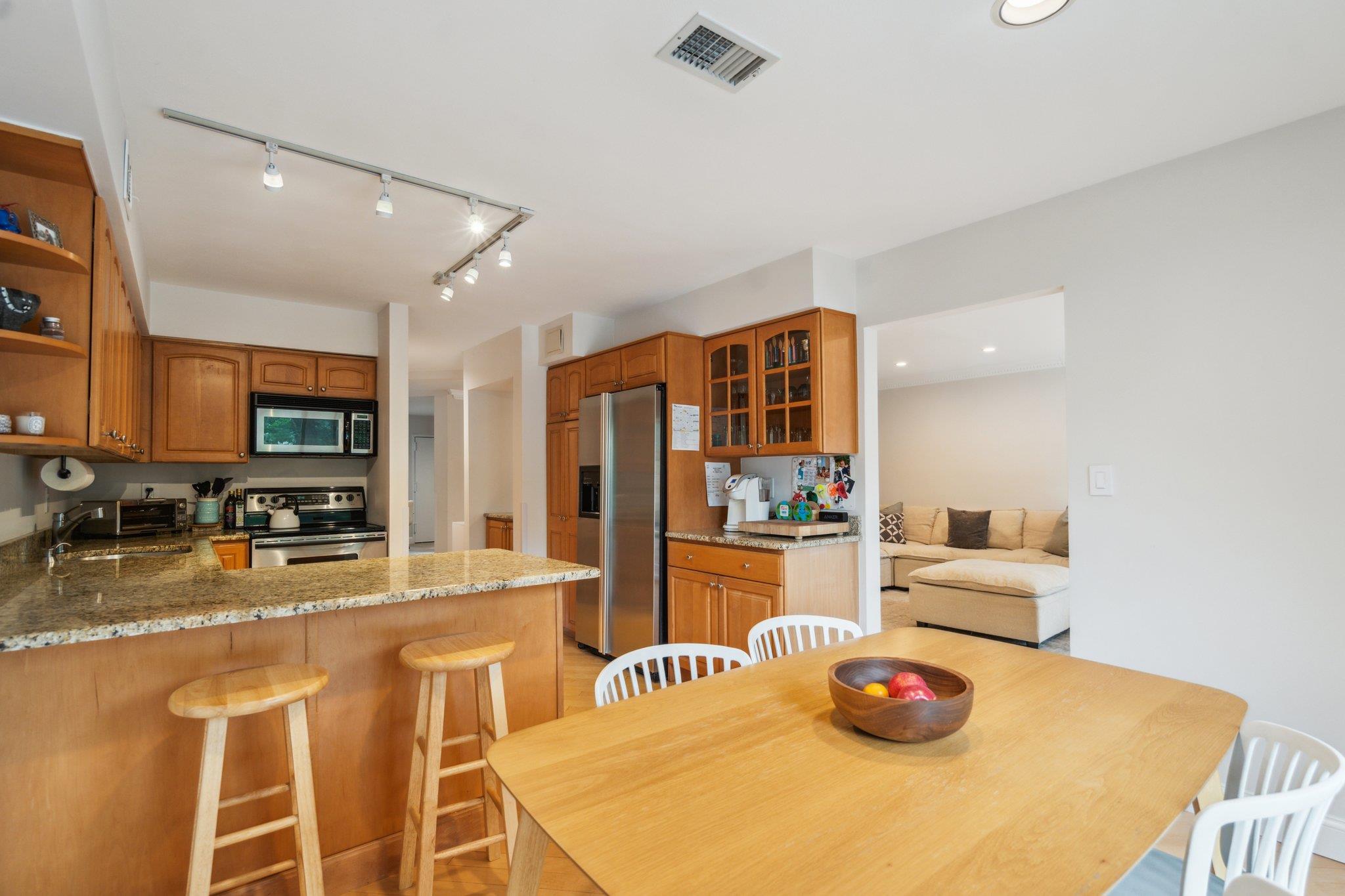 98 Foxwood Drive, Jericho, New York image 10