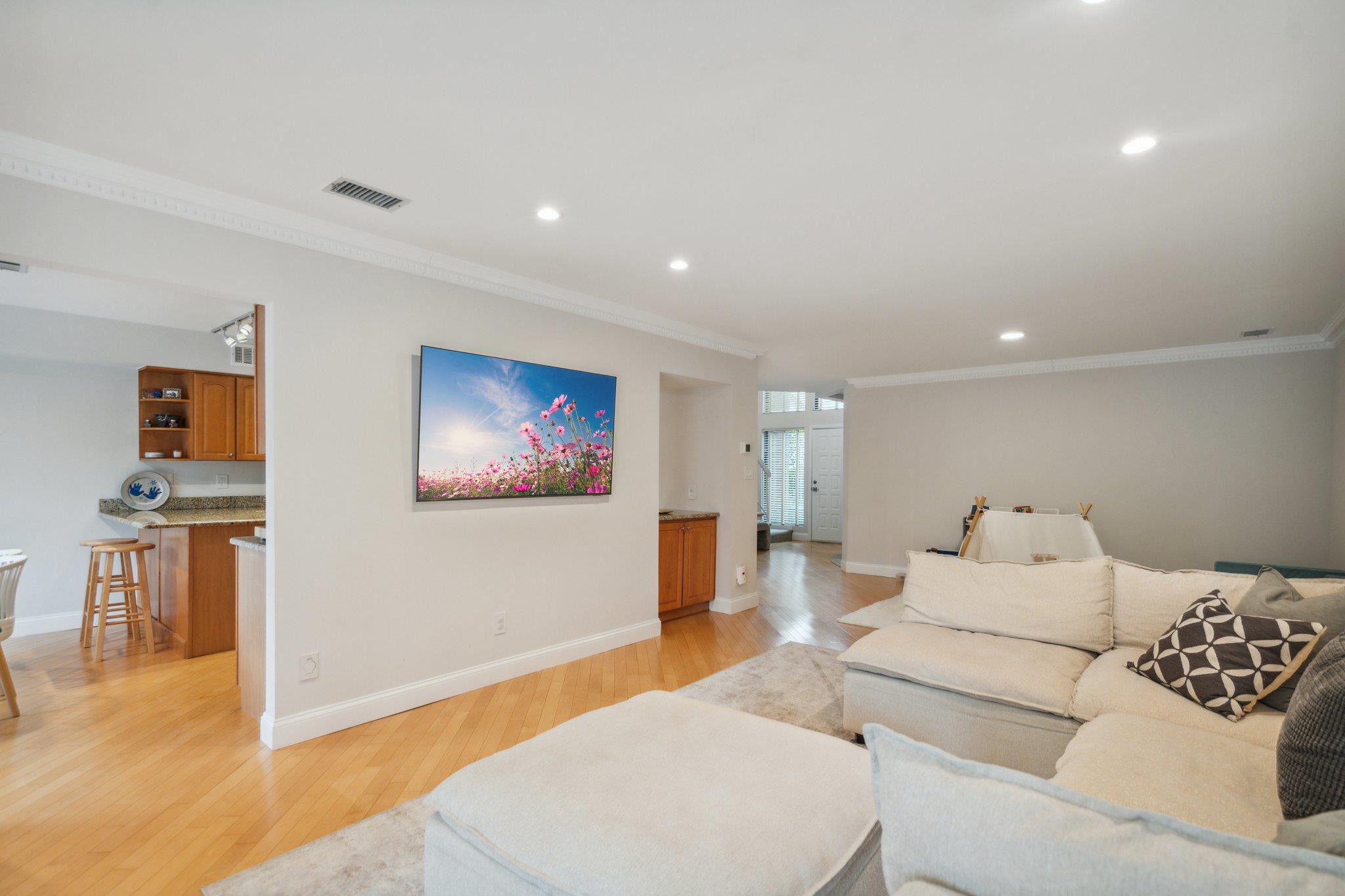 98 Foxwood Drive, Jericho, New York image 8