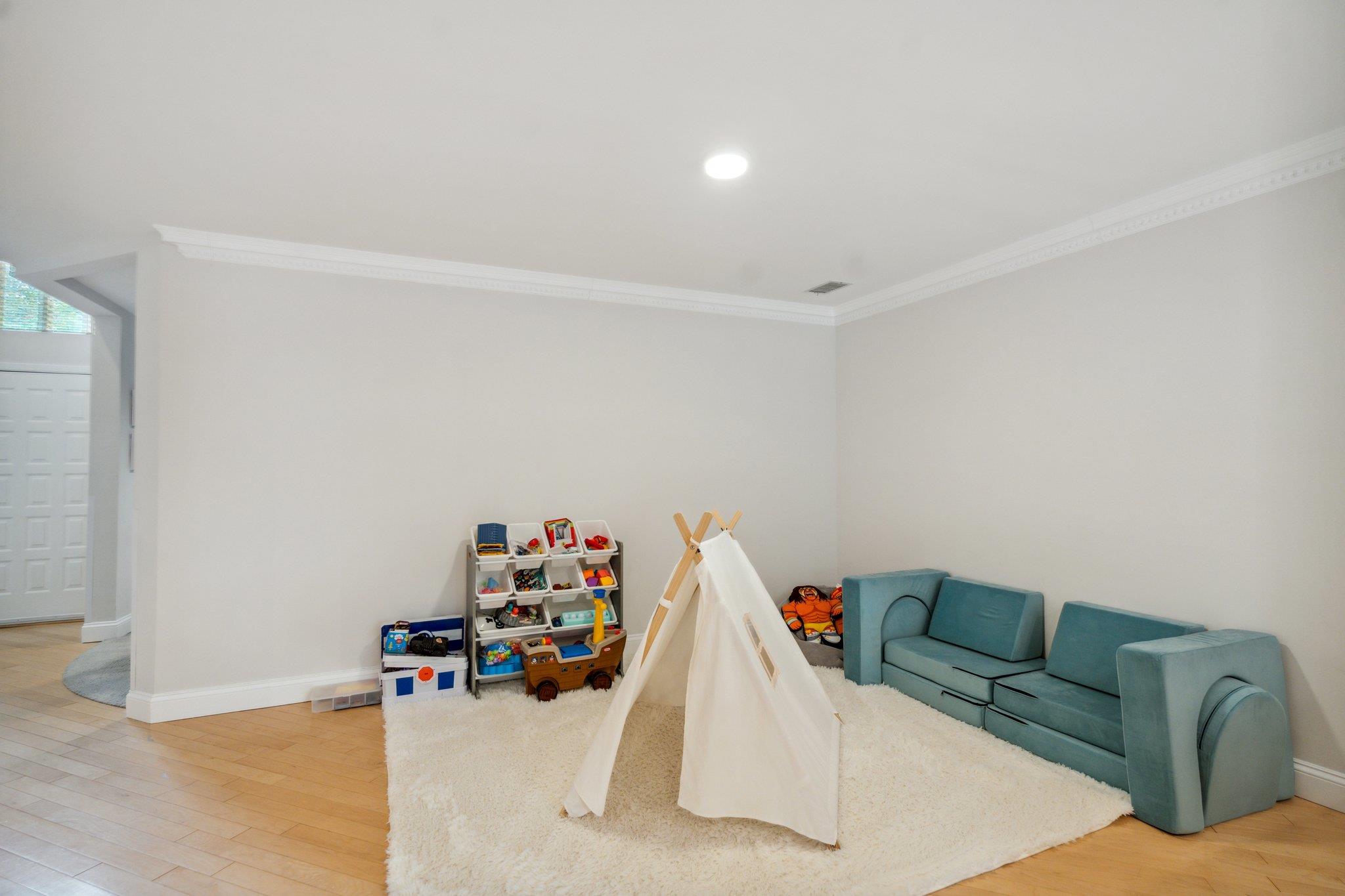 98 Foxwood Drive, Jericho, New York image 13