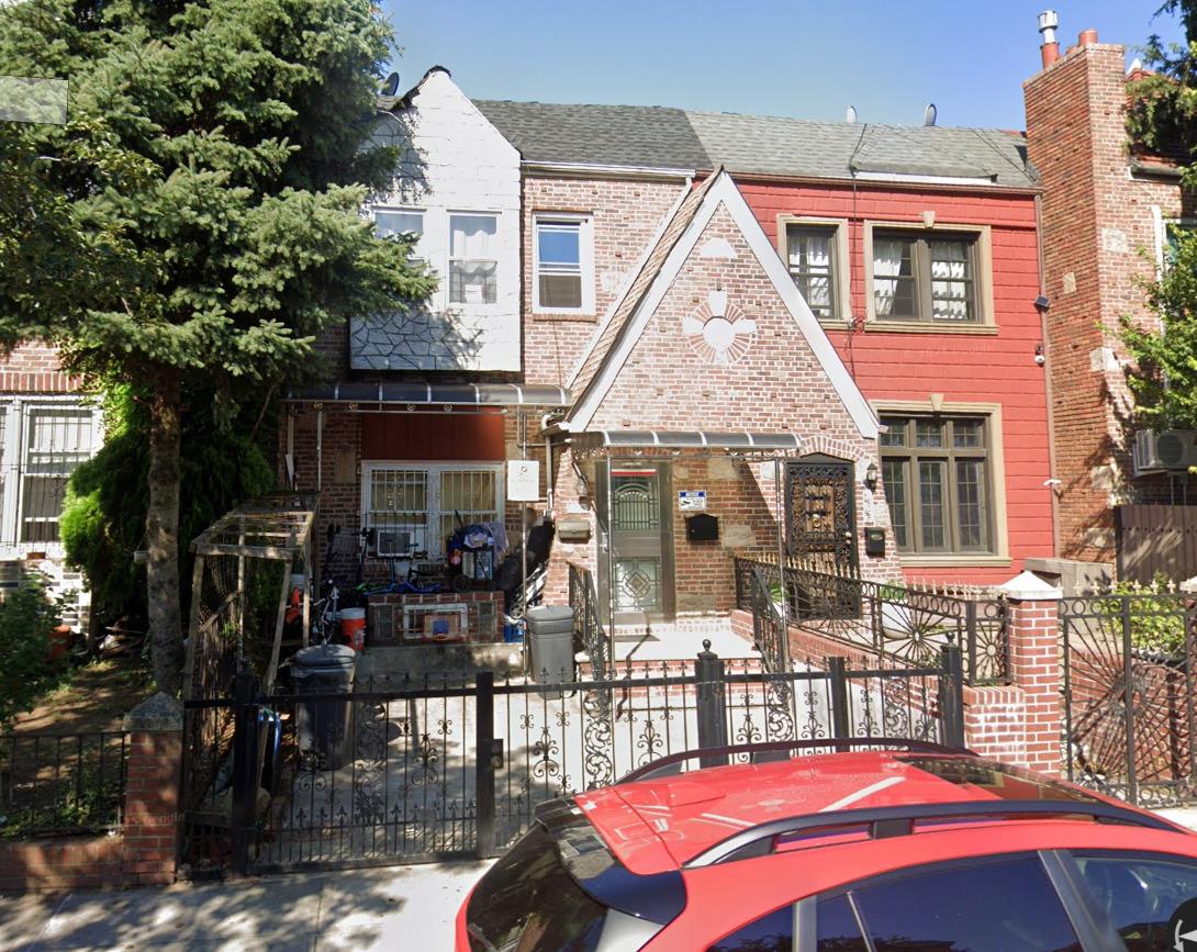 Rental Property at 91st Street, East Elmhurst, Queens, NY - Bedrooms: 3 
Bathrooms: 1 
Rooms: 6  - $3,200 MO.