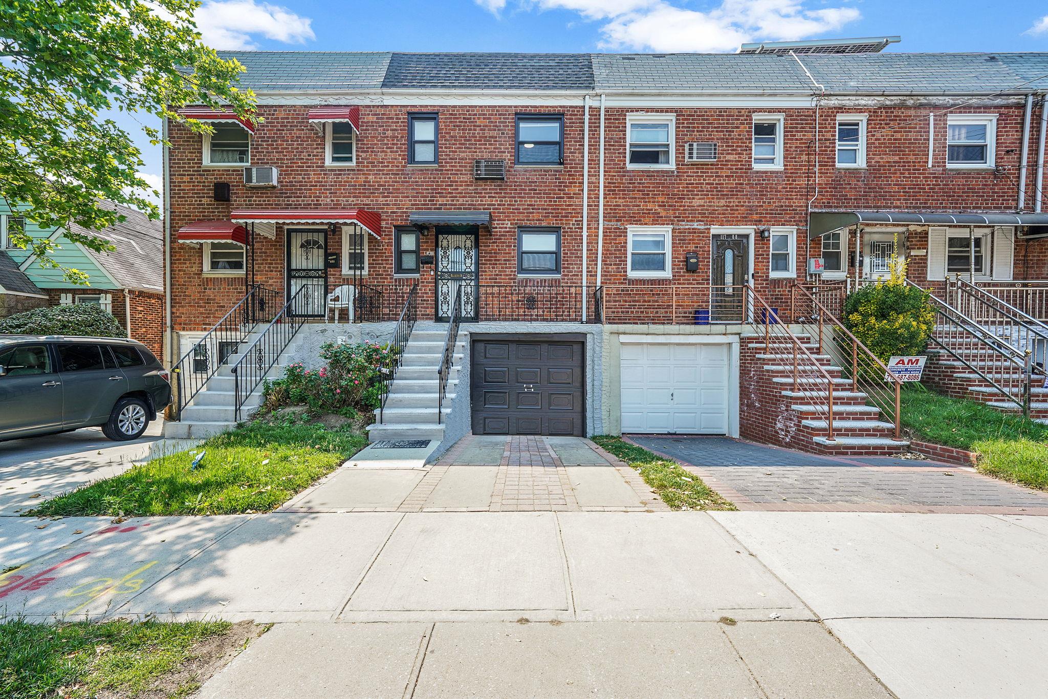 233rd Street, Cambria Heights, Queens, NY - 3 Bedrooms  
4 Bathrooms  
5 Rooms - 