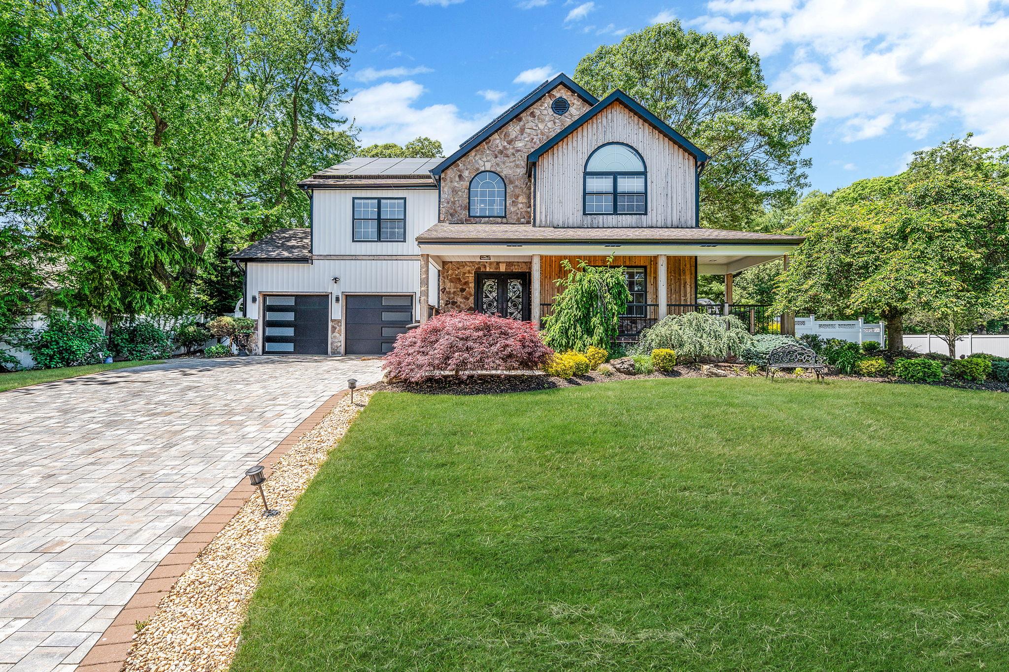 8 Hamilton Place, Lake Grove, New York image 1