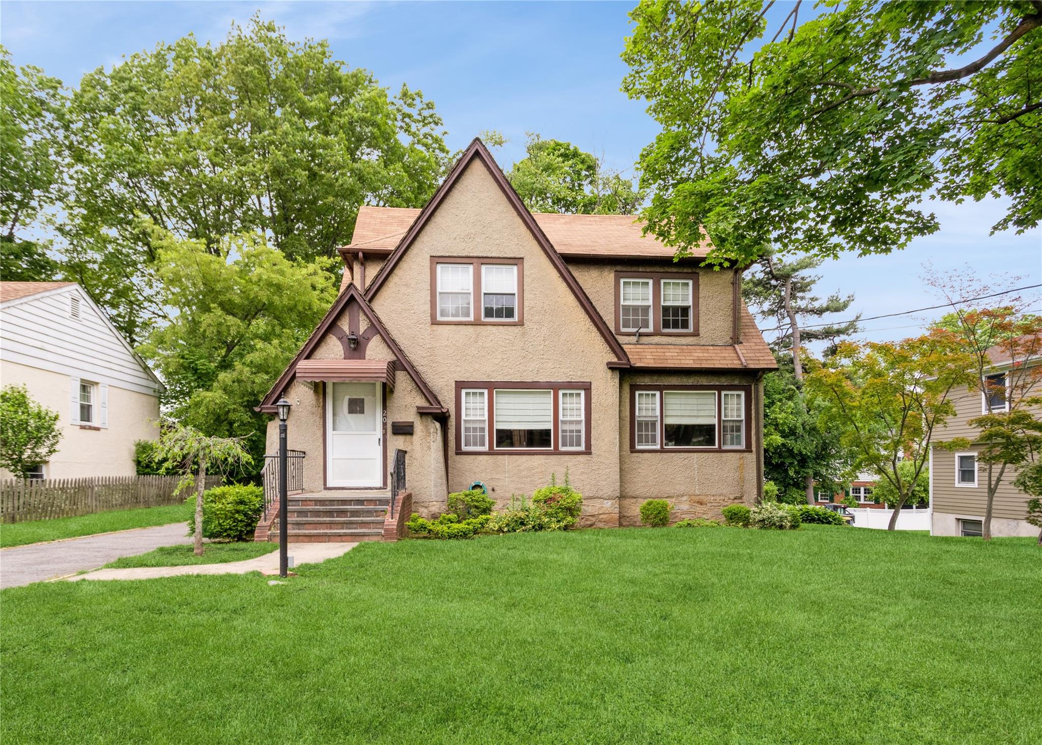 Harding Drive, New Rochelle, New York - 3 Bedrooms  
4 Bathrooms  
7 Rooms - 