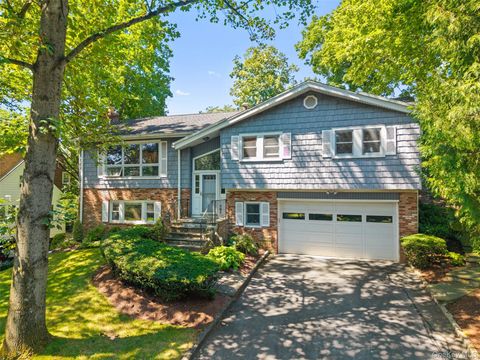 Photo of 114 Oxford Road, New Rochelle, NY 10804 (MLS # 903809)