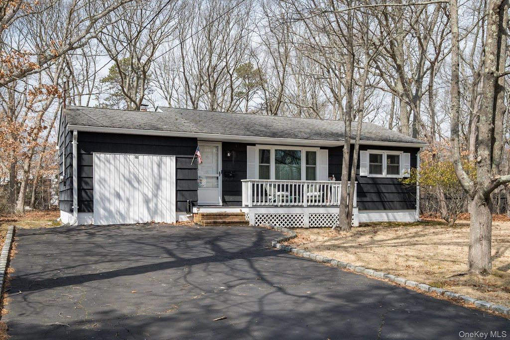 Photo of 18 Maple Avenue, Bellport, NY 11713 (MLS # 979574)