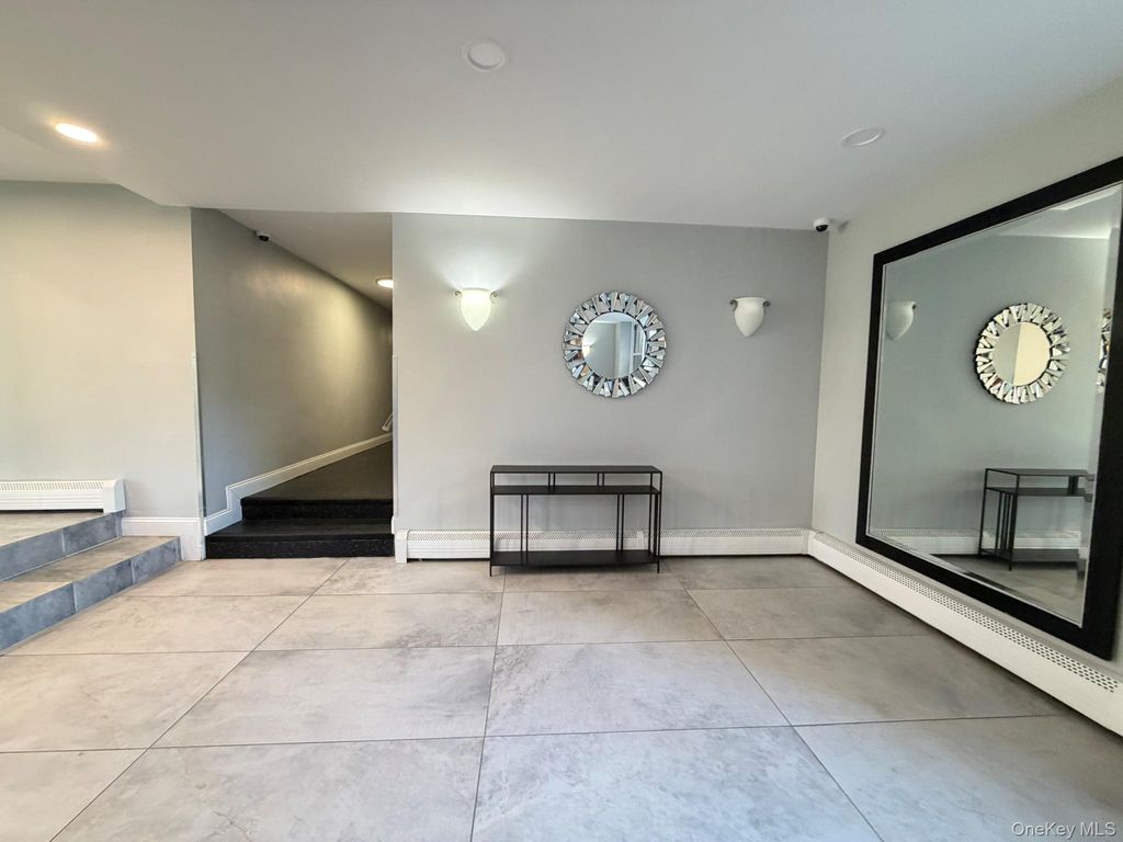 Photo of 185 S Middle Neck Road #3C, Great Neck, NY 11021 (MLS # 987181)