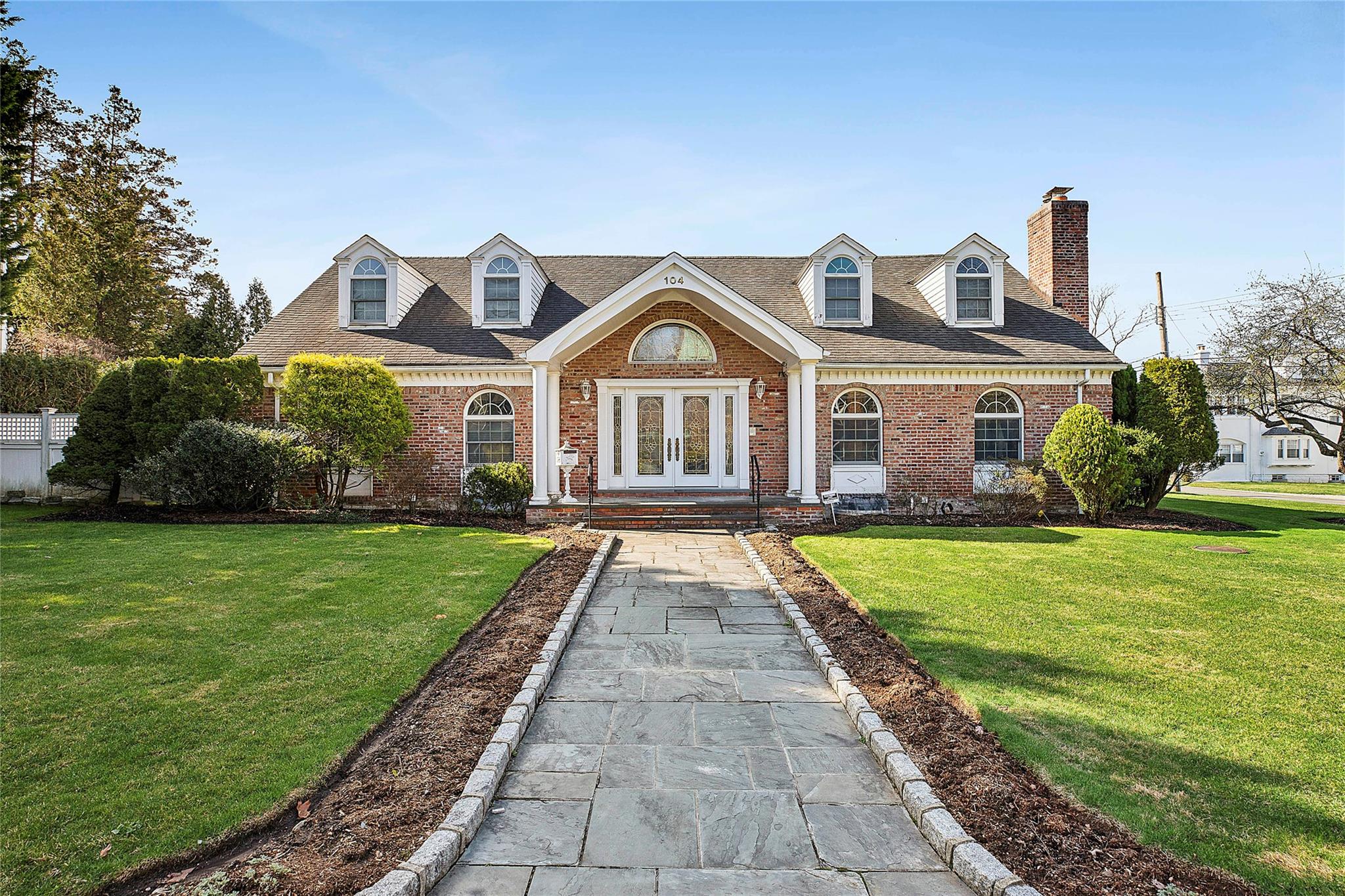 Grosvenor Rd, Douglaston, Queens, NY - 4 Bedrooms  
4 Bathrooms  
10 Rooms - 