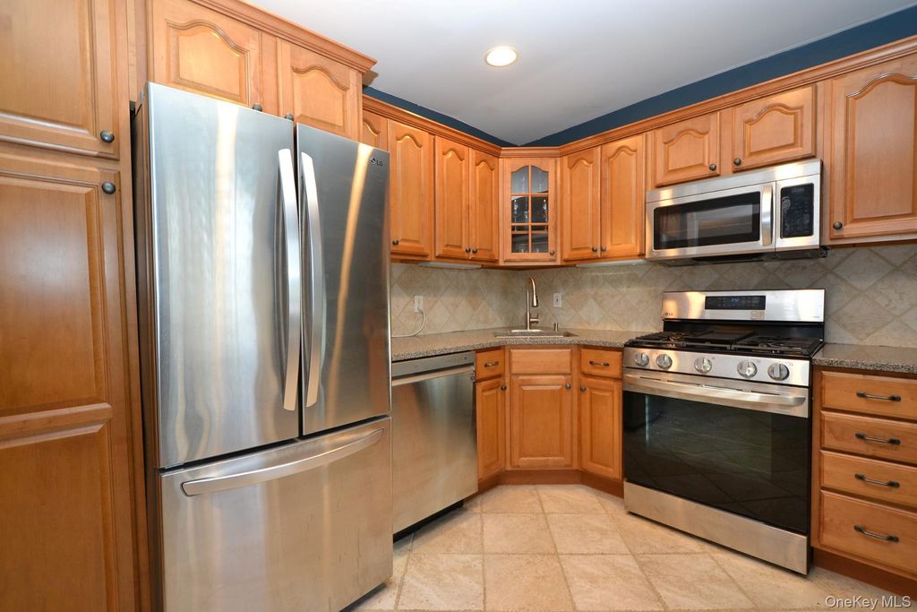 Photo of 25 Glen Hollow Drive #H-23, Holtsville, NY 11742 (MLS # 951419)