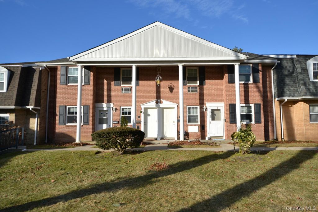 Photo of 25 Glen Hollow Drive #H-23, Holtsville, NY 11742 (MLS # 951419)