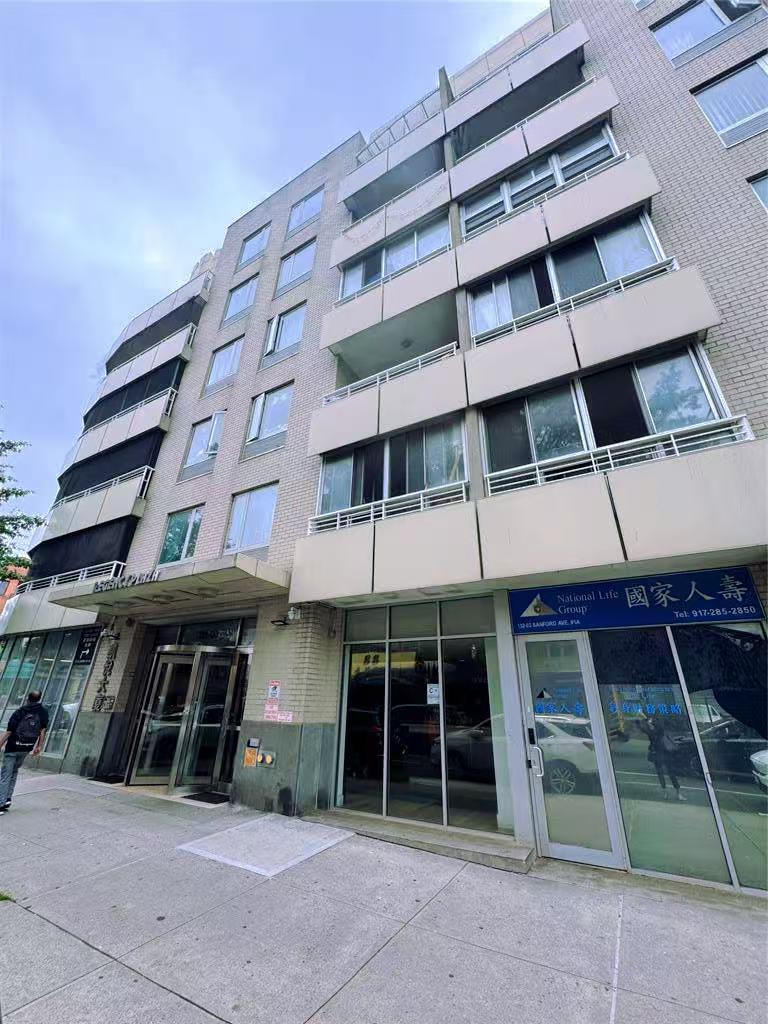 Sanford Avenue 2F, Flushing, Queens, NY - 2 Bedrooms  
2 Bathrooms  
5 Rooms - 