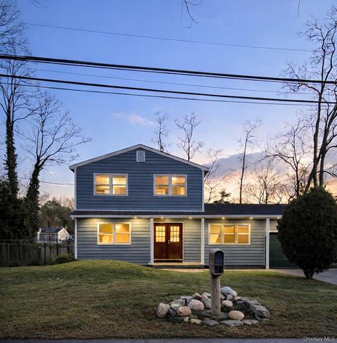 Photo of 100 Lexington Avenue, Holbrook, NY 11741 (MLS # 950530)