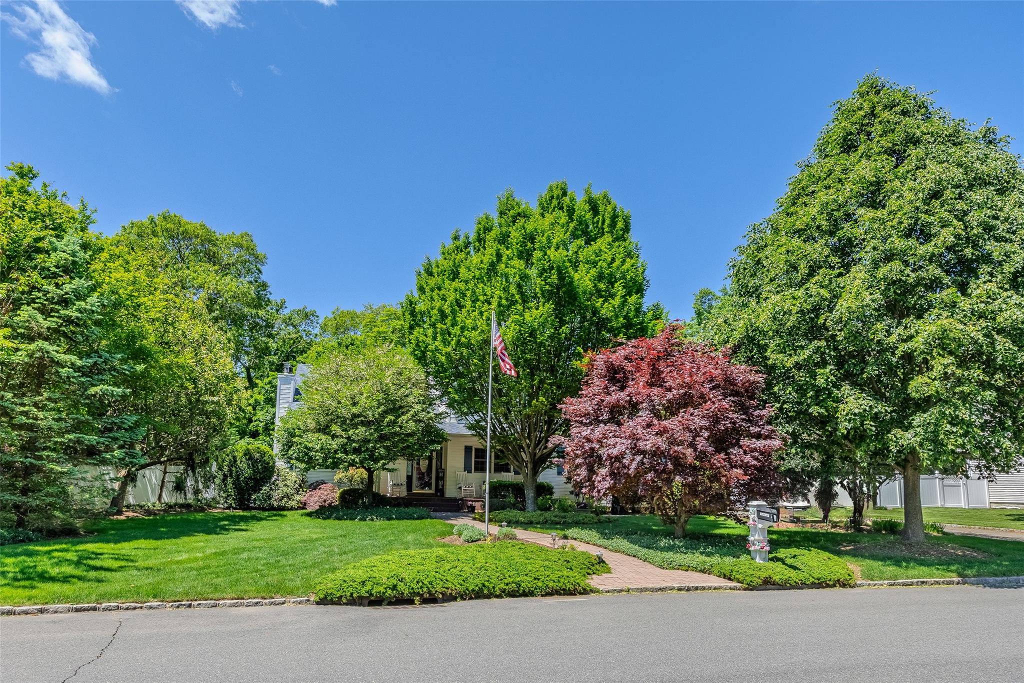 4 Pak Court, East Setauket, New York image 3