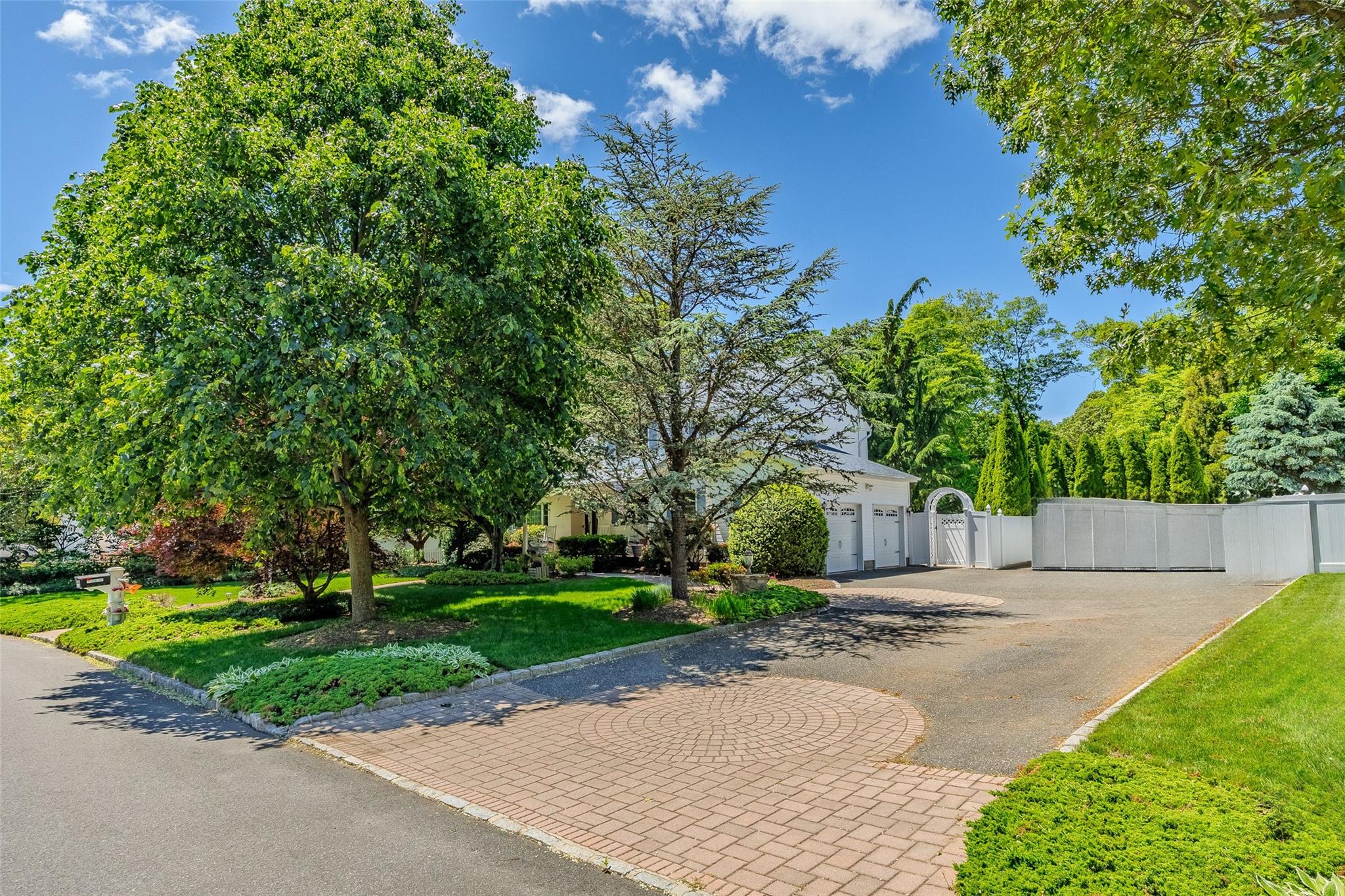 4 Pak Court, East Setauket, New York image 4