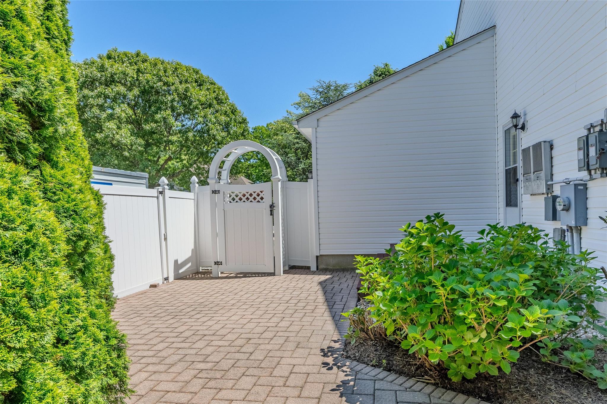 4 Pak Court, East Setauket, New York image 34