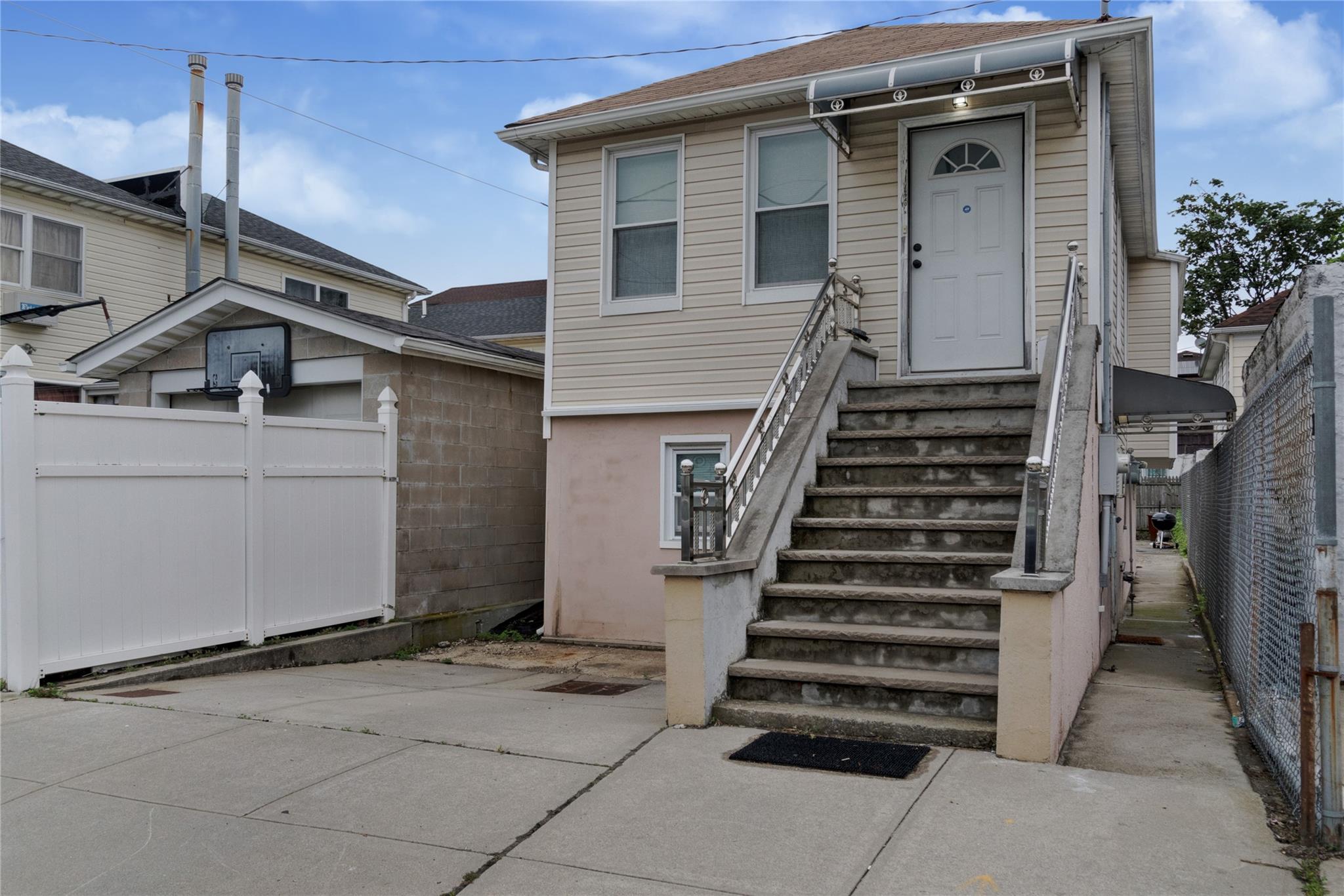 Property for Sale at Gouverneur Avenue, Arverne, Queens, NY - Bedrooms: 4 
Bathrooms: 2 
Rooms: 8  - $649,000