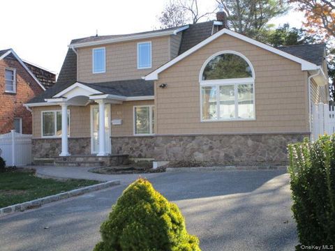 Homes For Sale - 15 Walters Avenue<br/> Syosset, NY 11791