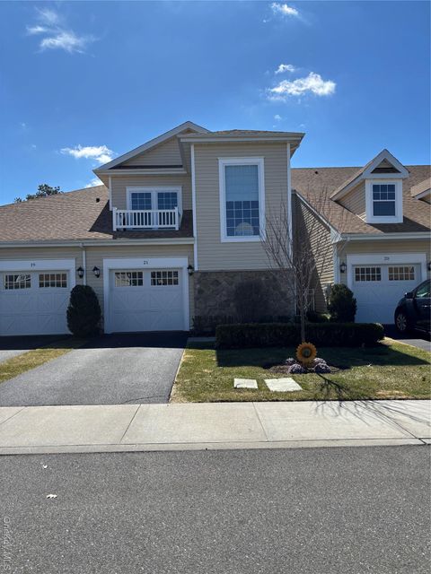 Condo For Sale - 21 Greentree Court<br/> Shirley, NY 11967
