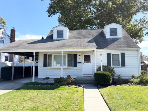 Photo of 46 Midwood Avenue, Farmingdale, NY 11735 (MLS # 1057810)