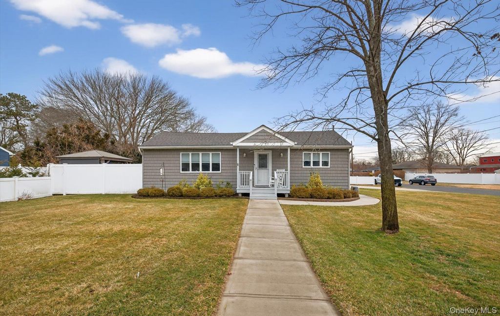 Photo of 737 Belmore Avenue, Islip Terrace, NY 11752 (MLS # 951979)