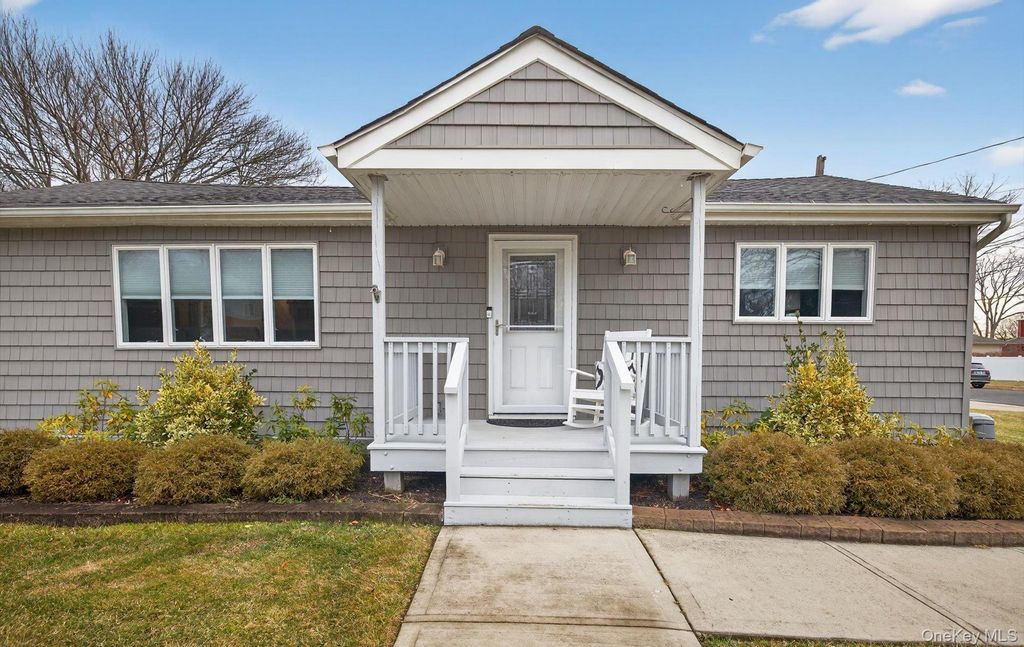 Photo of 737 Belmore Avenue, Islip Terrace, NY 11752 (MLS # 951979)