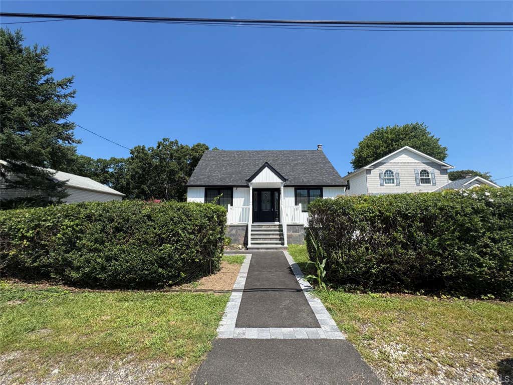 Photo of 7 E Lakeland Street, Bay Shore, NY 11706 (MLS # 1040915)