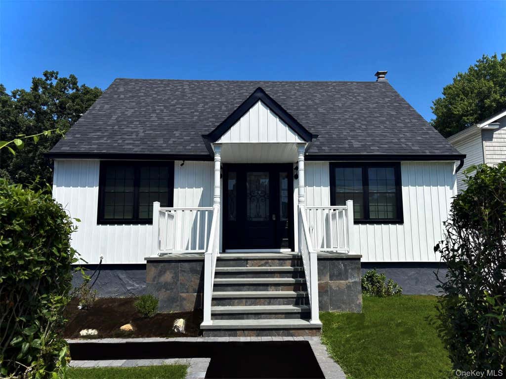 Photo of 7 E Lakeland Street, Bay Shore, NY 11706 (MLS # 1040915)