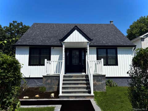 Homes For Sale - 7 E Lakeland Street<br/> Bay Shore, NY 11706