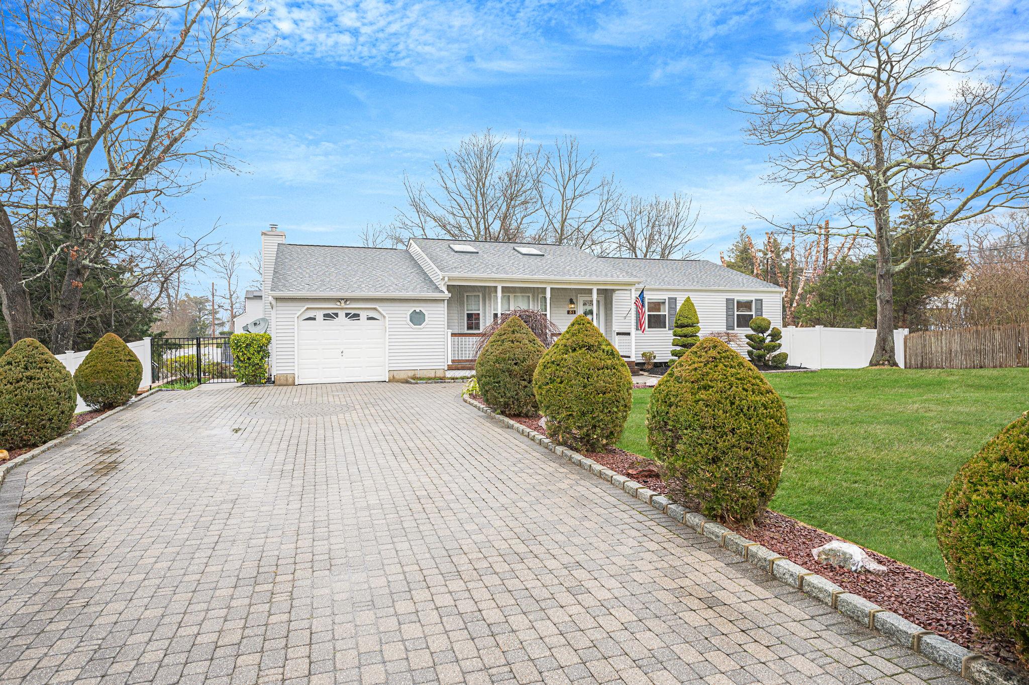 31 Tulip Avenue, Farmingville, New York image 1