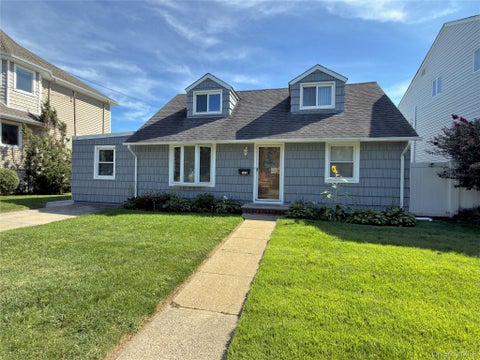 Homes For Sale - 265 W Windsor Parkway<br/> Oceanside, NY 11572