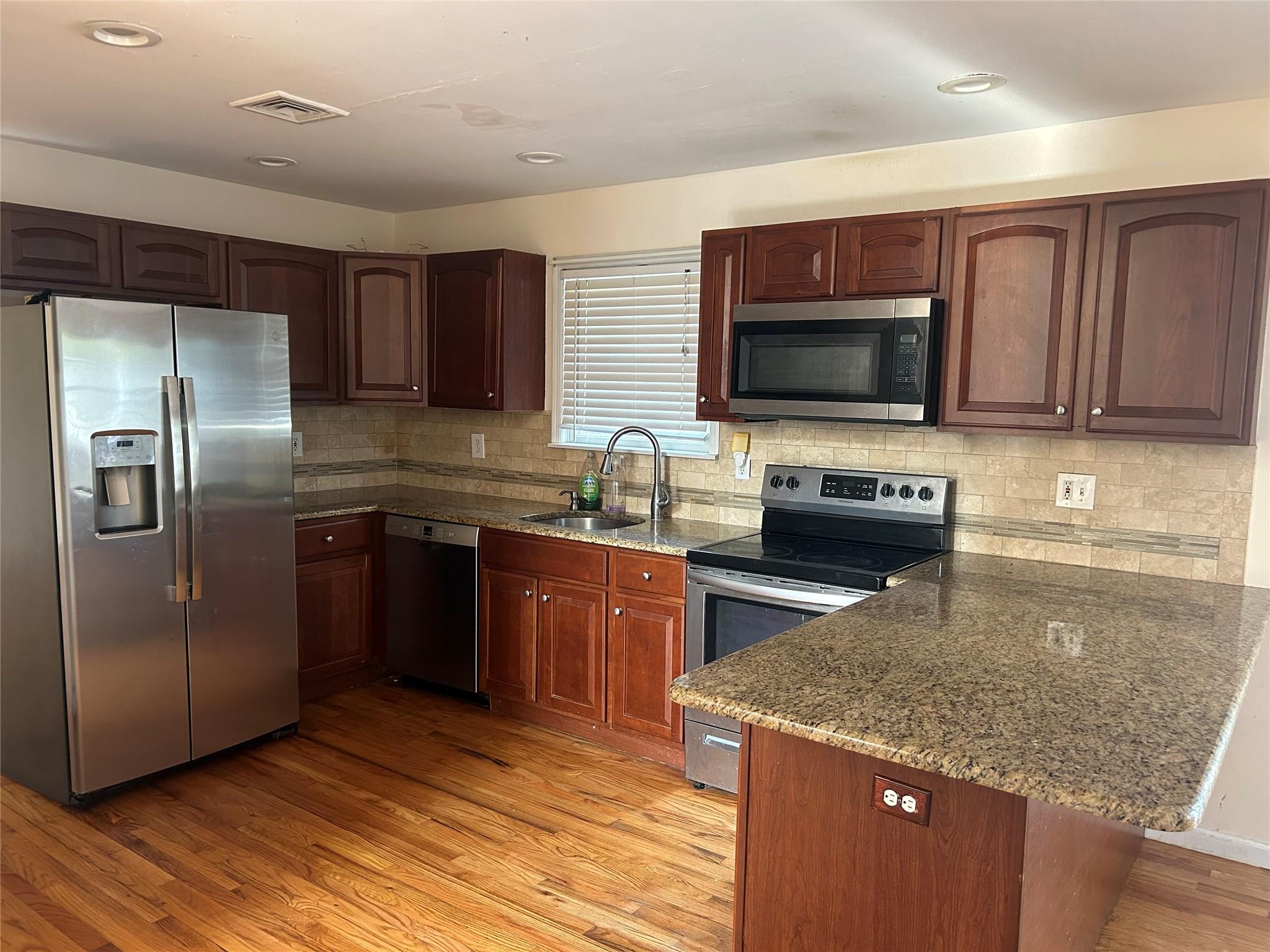 21 Pine Cone Street, Middle Island, New York image 6