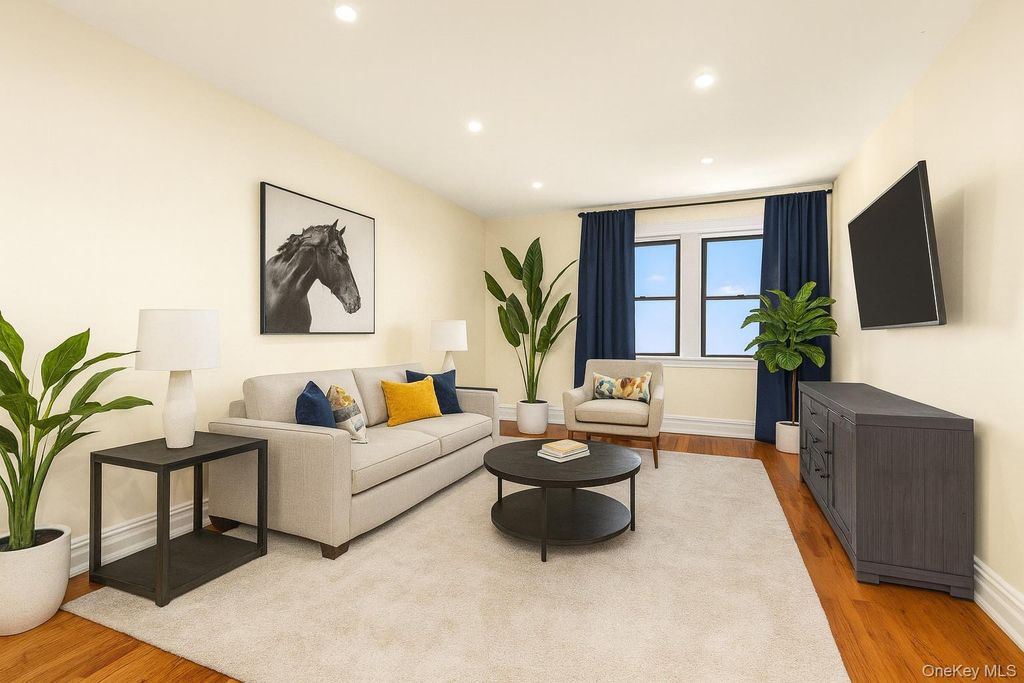 Photo of 1 Franklin Avenue #6A, White Plains, NY 10601 (MLS # 962596)