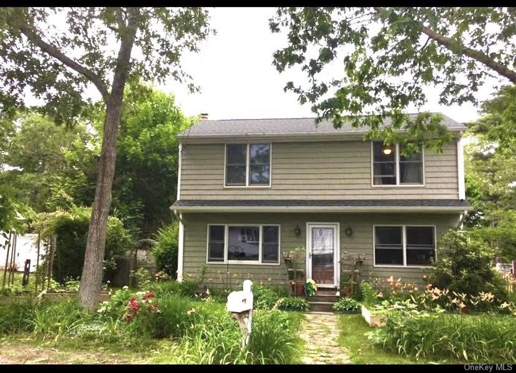 Photo of 8 Ocean Avenue, Hampton Bays, NY 11946 (MLS # 953338)